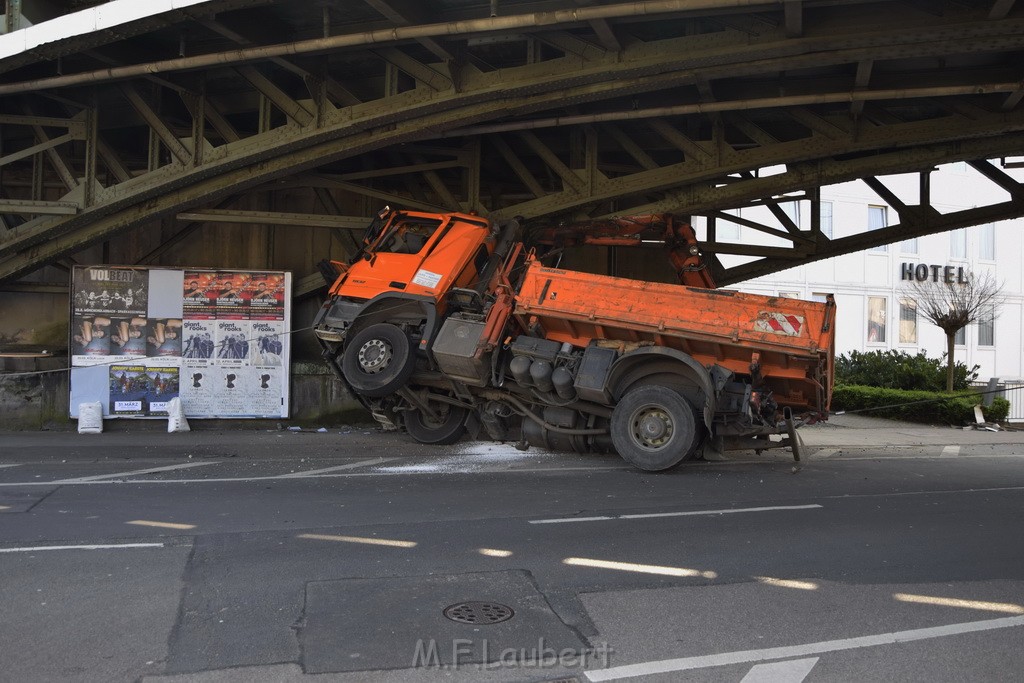 LKW blieb unter Bruecke haengen Koeln Deutz Deutz Muelheimerstr P005.JPG - Miklos Laubert